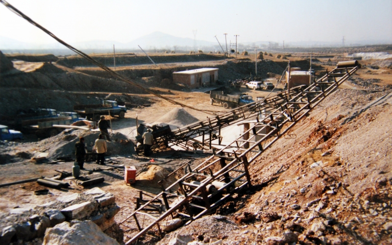 1994年，設(shè)立順達冶金原料廠走上實業(yè)報國之路