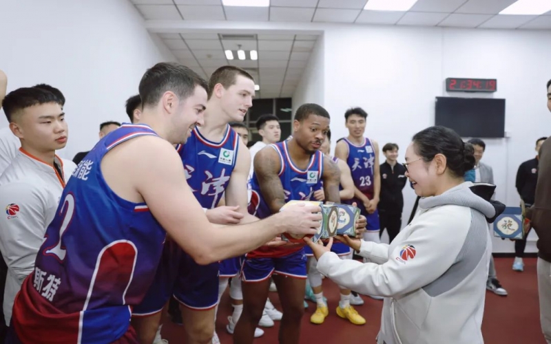 天津先行者兩連勝！張榮華主席給球員送上一份“特殊”禮物